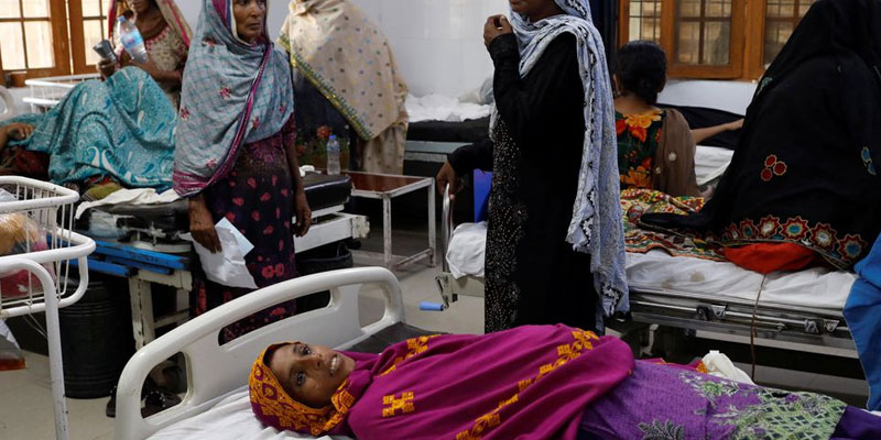 7 ستمبر 2022 کو پاکستان کے شہر سہون میں مون سون کے موسم کے دوران بارشوں اور سیلاب کے بعد نو ماہ کی حاملہ 32 سالہ دلشاد اللہواریو ہسپتال میں داخل ہونے کے دوران بستر پر لیٹی ہیں۔ — رائٹرز