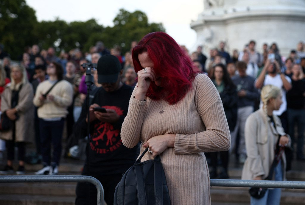 Photos: Buckingham Palace enveloped in sadness after Queens death