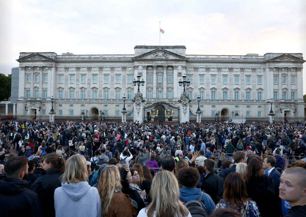 Photos: Buckingham Palace enveloped in sadness after Queens death