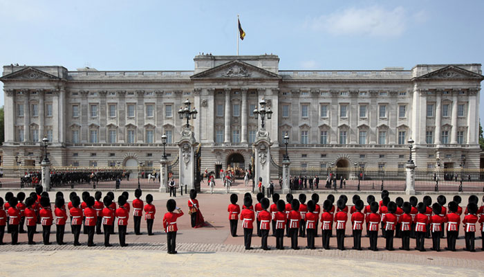 Photos: Buckingham Palace enveloped in sadness after Queens death