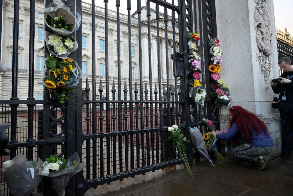 Photos: Buckingham Palace enveloped in sadness after Queens death