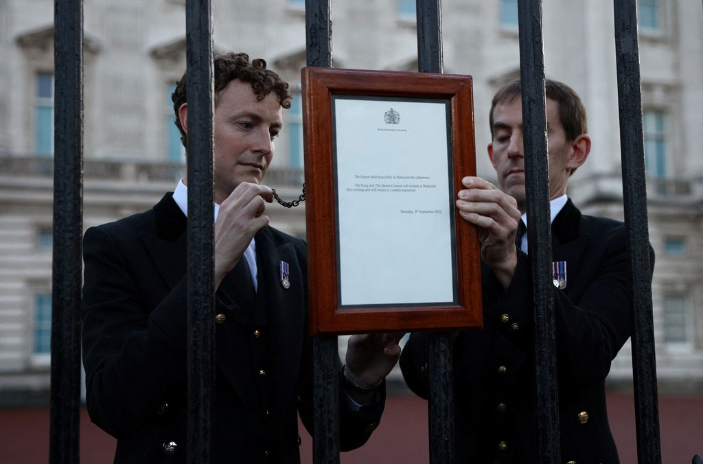 Photos: Buckingham Palace enveloped in sadness after Queens death