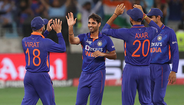 India´s Bhuvneshwar Kumar (2L) celebrates with teammates after bowling out Afghanistan´s Rahmanullah Gurbaz (not pictured) during the Asia Cup Twenty20 international cricket Super Four match between Afghanistan and India at the Dubai International Cricket Stadium in Dubai on September 8, 2022. — AFP