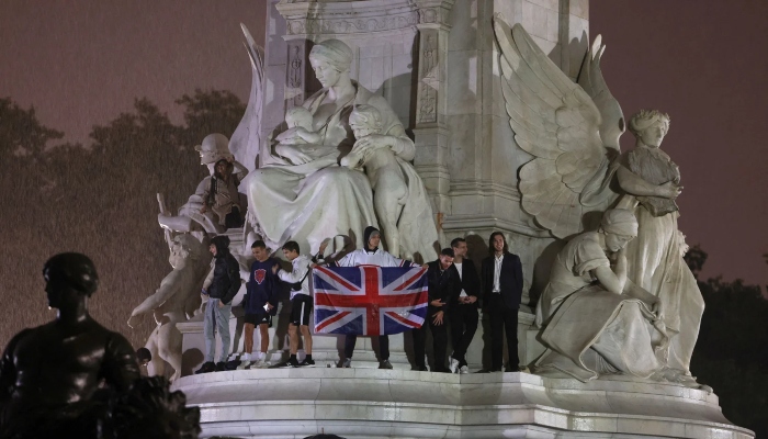 Mourners climb Victoria memorial outside Buckingham Palace: Police retaliates