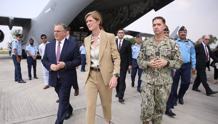 Samantha Power receiving the US humanitarian assistance that arrived in Pakistan. — Twitter