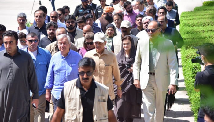 United Nations Secretary-General Antonio Guterres (centre) alongside senior Pakistani leadership in Sukkur, on September 10, 2022 during his visit to flood-affected areas. — Radio Pakistan