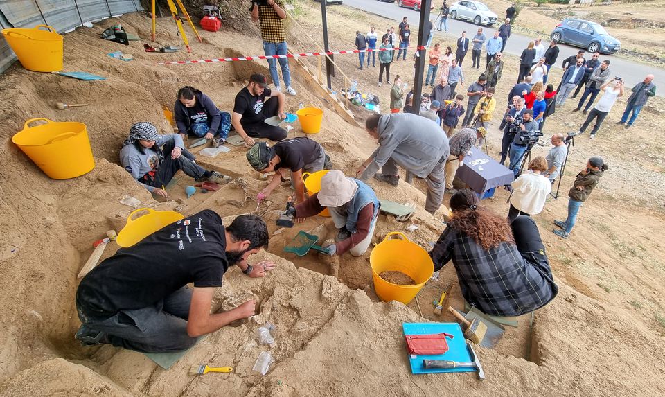 Para arkeolog bekerja di situs penggalian setelah penemuan gigi milik spesies awal manusia, yang ditemukan dari lapisan batuan yang diperkirakan berusia 1,8 juta tahun, di dekat situs penggalian di Dmanisi di luar desa Orozmani, Georgia, 8 September , 2022. — Reuters