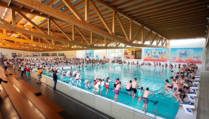 Hundreds of people dive in pool in Belgium. — Guinness World Records