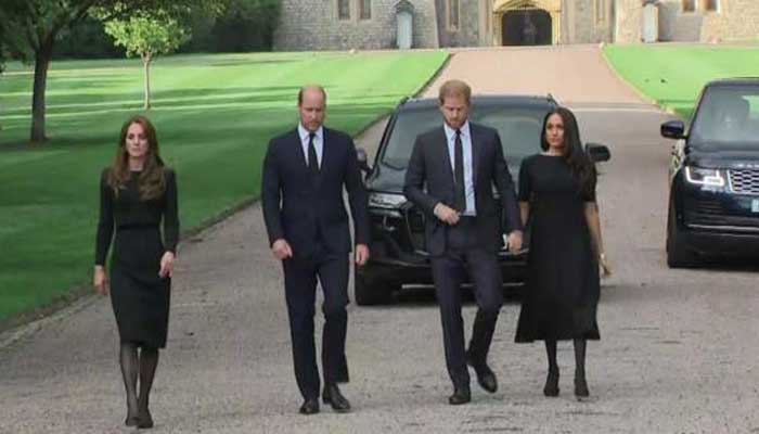 Pangeran Harry, Meghan Markle bersatu kembali dengan William dan Kate Middleton, berjalan di luar Windsor