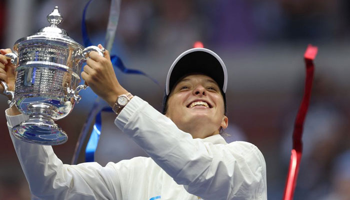 Tennis - U.S. Open - Flushing Meadows, New York, United States - September 10, 2022 Polands Iwa Swiatek celebrates with the trophy after winning U.S. Open. Photo: Reuters
