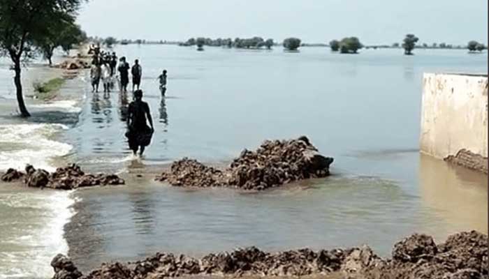 Floods pose threat to Dadu city. Photo: Twitter/SyedIHusain/file