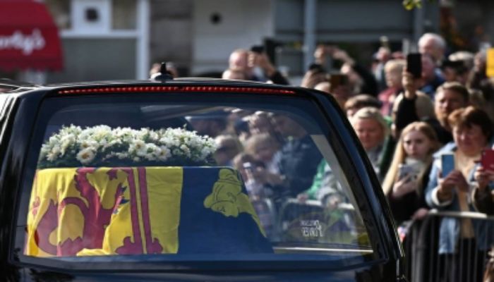 Penduduk setempat diam dalam kesedihan untuk tetangga tercinta Ratu Elizabeth