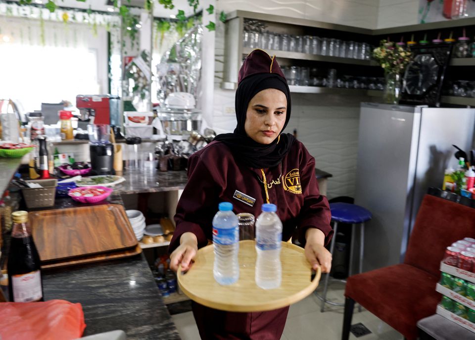 ایک فلسطینی ویٹریس 6 ستمبر 2022 کو غزہ سٹی میں صرف خواتین کے لیے نئے کھلے ہوئے ریسٹورنٹ میں کام کر رہی ہے، جسے صابیہ وی آئی پی کہا جاتا ہے۔ — رائٹرز