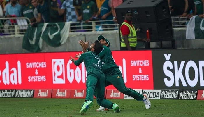 Pakistan´s Shadab Khan (L) collides with teammate Asif Ali as they try to take a catch during the Asia Cup Twenty20 international cricket final match between Pakistan and Sri Lanka at the Dubai International Cricket Stadium in Dubai on September 11, 2022. — AFP/File