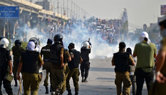 Policemen fire tear gas shells towards supporters of Pakistan´s former prime minister Imran Khan during a protest rally in Rawalpindi on May 25, 2022. —AFP/ Farooq NAEEM