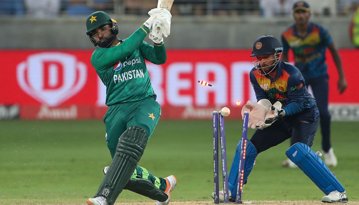 Asif Ali dari Pakistan terpesona oleh Wanindu Hasaranga dari Sri Lanka selama pertandingan final kriket internasional Piala Asia Twenty20 antara Pakistan dan Sri Lanka di Stadion Kriket Internasional Dubai di Dubai pada 11 September 2022. —AFP