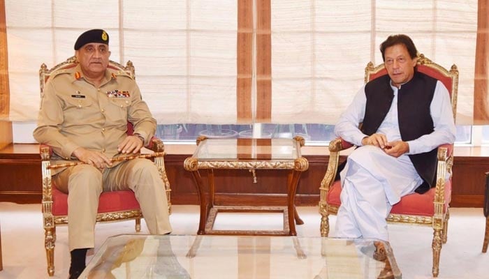 Chief of the Army Staff (COAS) General Qamar Javed Bajwa (L) and PTI Chairman Imran Khan. — Twitter