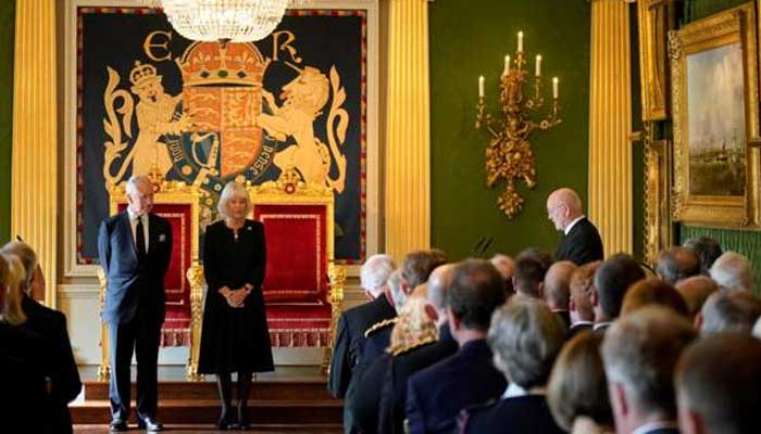 Queens coffin heads to London as thanksgiving service in Belfast ends