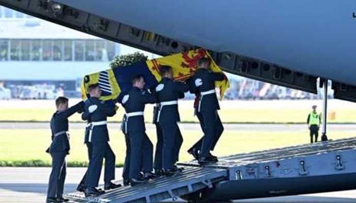 The Royal Regiment performs national anthem as Queens coffin leaves Scottish soil for last time