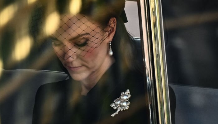 Kate Middleton memakai bros Ratu sebagai tanda hormat yang manis