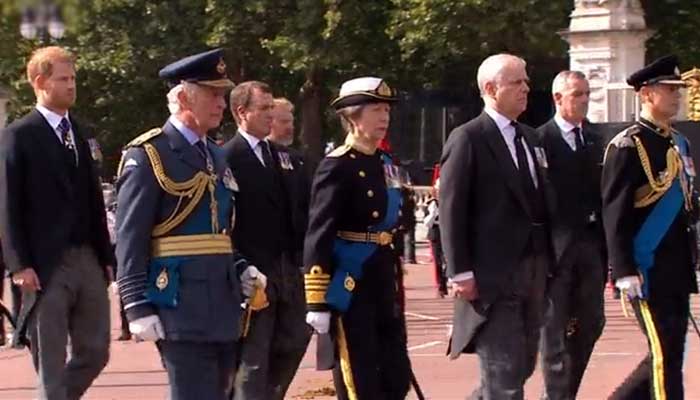 Los fanáticos reales rinden homenaje al Príncipe Andrew mientras camina detrás del ataúd de la Reina en Londres