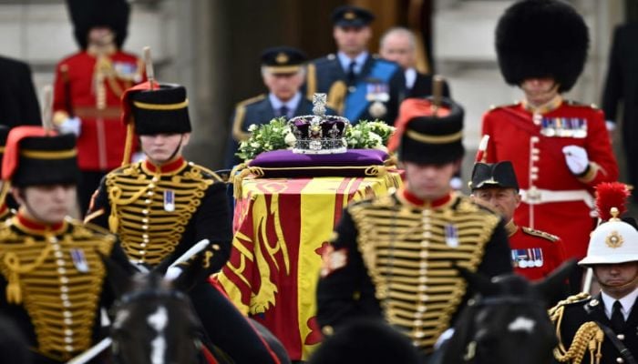 Antrean empat kilometer saat pelayat melewati peti mati Ratu Elizabeth