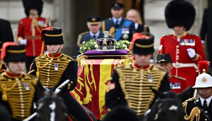 Four-kilometre queue as mourners file past Queen Elizabeths coffin