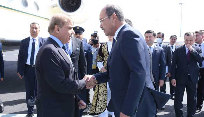 Prime Minister of Uzbekistan Abdulla Aripov receives Prime Minister Shahbaz Sharif at Samarqand International Airport. — Twitter/@PTVNewsOfficial