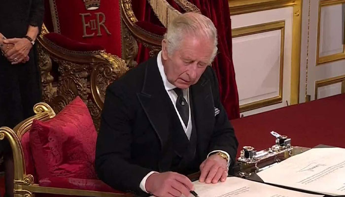 Tulisan tangan Raja Charles mengisyaratkan raja merasa ‘dunia menentangnya’