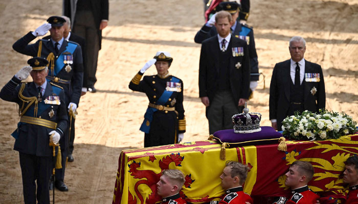 Mengapa Pangeran Harry dan Pangeran Andrew Tidak Menghormat Peti Mati Ratu Elizabeth II?  Detail di dalam
