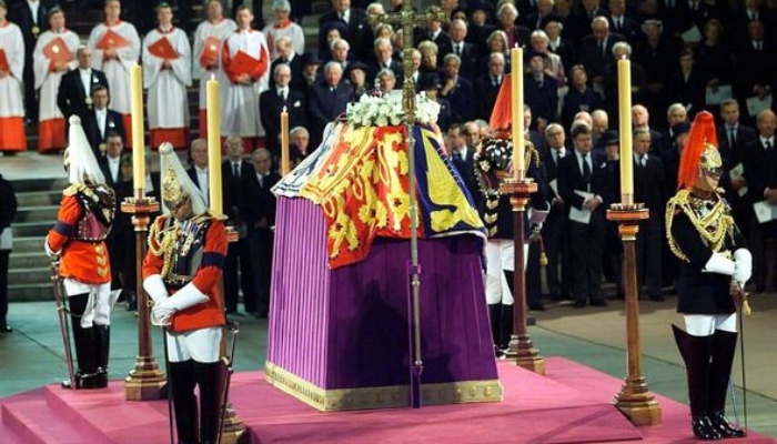 Royal guard protecting Queen’s coffin dramatically faints in front of mourners