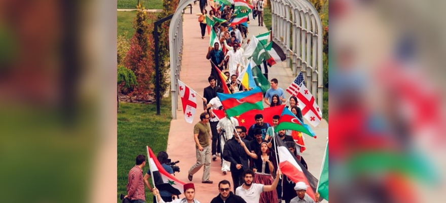 Özyeğin Üniversitesi'nde Uluslararası Gün Geçit Töreni.  Yazarın fotoğrafı