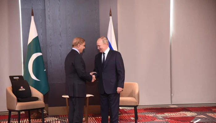 Presiden Rusia Vladimir Putin (kanan) bertemu dengan Perdana Menteri Pakistan Shehbaz Sharif di sela-sela KTT Organisasi Kerjasama Shanghai (SCO) di Samarkand, Uzbekistan, pada 15 September 2022. Kantor PM