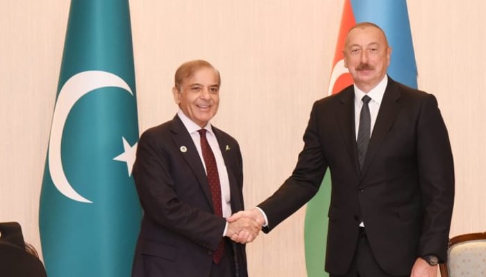 Perdana Menteri Muhammad Shehbaz Sharif (kiri) dan Presiden Azerbaijan Ilham Aliyev berjabat tangan selama pertemuan di sela-sela KTT Dewan Kepala Negara Organisasi Kerjasama Shanghai di Samarkand, Uzbekistan, pada 16 September 2022. — APP