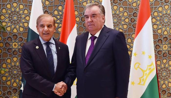 Perdana Menteri Muhammad Shehbaz Sharif (kiri) dan Presiden Tajikistan Emomali Rahmon berjabat tangan selama pertemuan di sela-sela KTT Dewan Kepala Negara Organisasi Kerjasama Shanghai di Samarkand, Uzbekistan, pada 15 September 2022. — APP