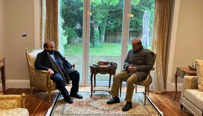 وزیر اعظم شہباز شریف (بائیں) 11 مئی 2022 کو لندن میں ایون فیلڈ فلیٹس میں مسلم لیگ ن کے سپریمو نواز شریف سے ملاقات کر رہے ہیں۔ — PML N