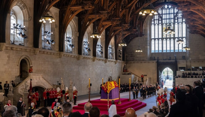 Unnerving!’ Man pushes through queue before rushing to Queen’s coffin