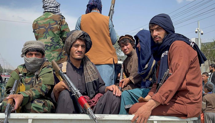 Taliban-troepen patrouilleren bij de toegangspoort van Hamid Karzai International Airport, een dag na de terugtrekking van de Amerikaanse troepen, in Kabul, Afghanistan op 31 augustus 2021. - Reuters