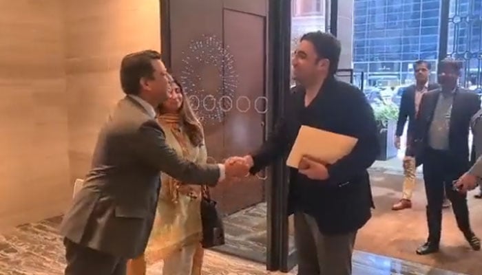 FM Bilawal Bhutto-Zardari (right) is received by Pakistani officials in New York a day ahead of UNGA session. — Screengrab from Twitter video