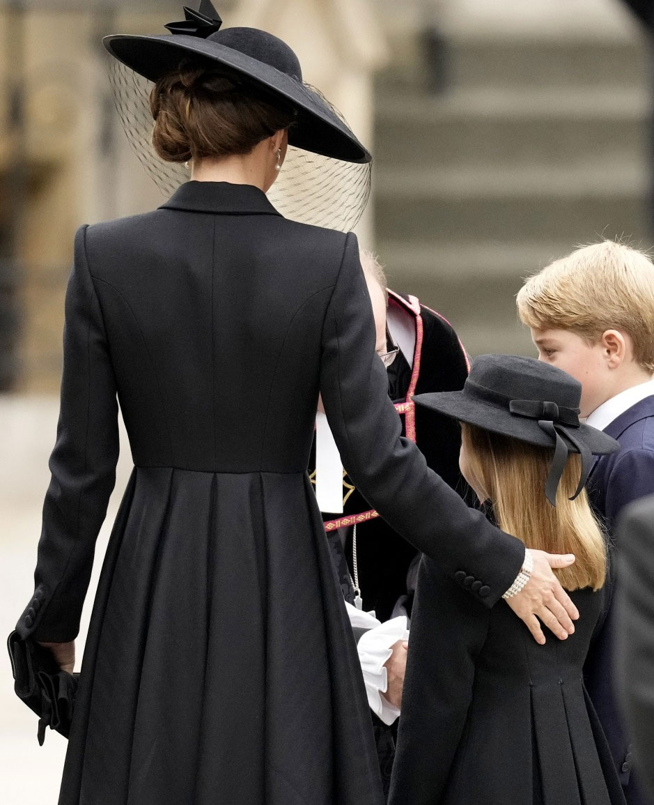 Princess Charlotte looks away from Queen Elizabeth’s coffin amid funeral