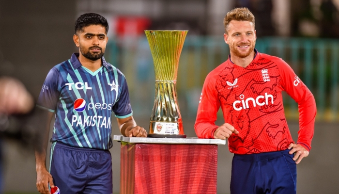 Pakistan skipper Babar Azam (left) poses with the Pak vs Eng T20I series trophy alongside England skipper Jos Buttler at theNational Stadium in Karachi, on September 19, 2022. — PCB