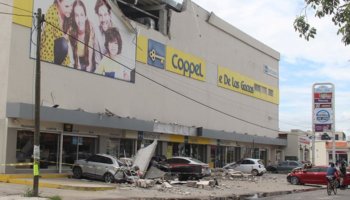 مینزانیلو، میکسیکو میں 19 ستمبر 2022 کو زلزلے کے دوران ایک ڈپارٹمنٹ اسٹور کے اگواڑے کے گرنے سے تباہ ہونے والی گاڑیوں کو ایک عمومی منظر دکھاتا ہے۔ — رائٹرز