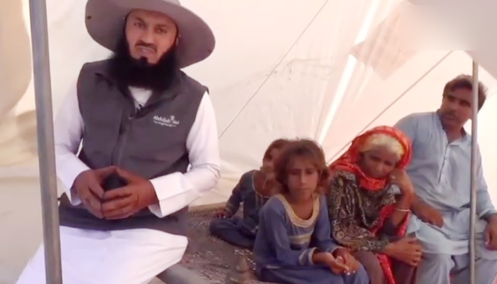 Mufti Menk di Pakistan untuk membantu korban banjir