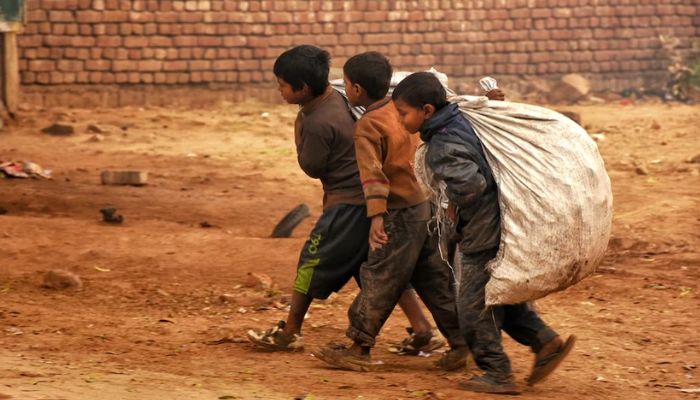 Kids collect garbage in Agra, UP, India. — Unsplash