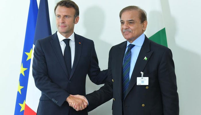 PM Shehbaz meets French President Emmanuel Macron on the sidelines of UNGA 77th Session 2022. Twitter/GovtOfPakistan