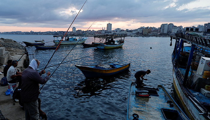 فلسطینی ماہی گیر 20 ستمبر 2022 کو غزہ شہر کے غزہ بندرگاہ پر اپنی کیچ اتار رہے ہیں۔ - رائٹرز