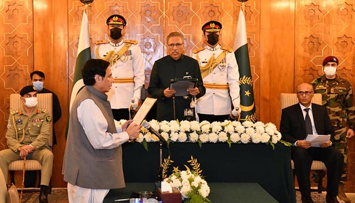 President Dr Arif Alvi administers oath to Chaudhary Pervez Elahi as chief minister of Punjab at Aiwan-E-Sadr in Islamabad, on July 27, 2022. — APP