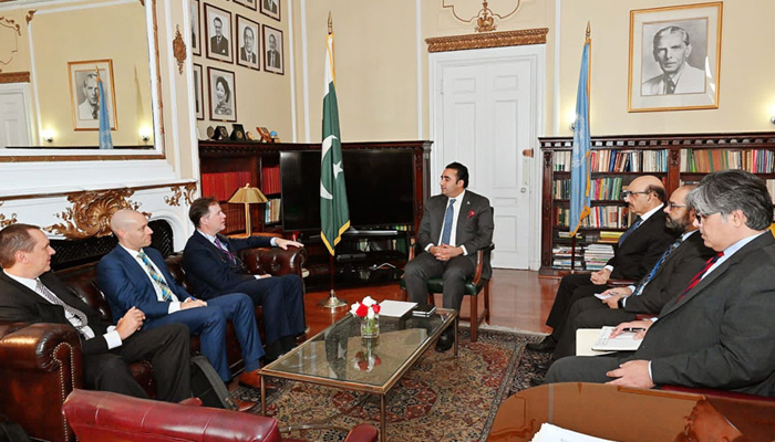 Foreign Minister Bilawal Bhutto-Zardari (centre) speaks with Meta officials on the sidelines of the United Nations General Assemblys (UNGA) 77th session in New York, US, on September 21, 2022. — RadioPakistan