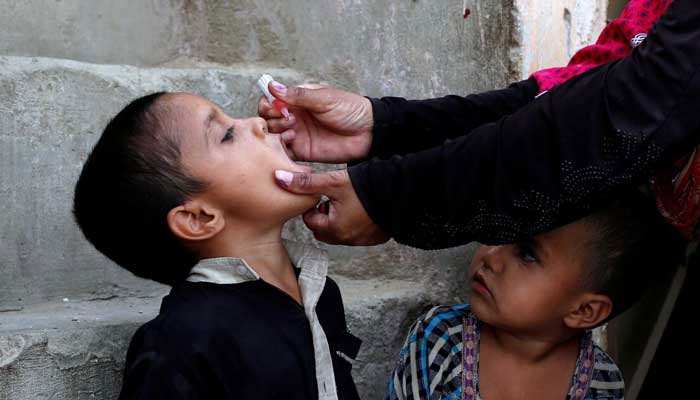 Um menino recebe gotas de vacina contra a poliomielite, durante uma campanha anti-pólio em Karachi, Paquistão.  — Reuters