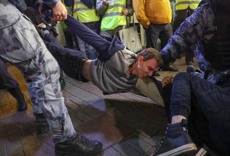 Petugas polisi Rusia menahan seorang pria selama rapat umum tanpa sanksi, setelah aktivis oposisi menyerukan protes jalanan terhadap mobilisasi pasukan cadangan yang diperintahkan oleh Presiden Vladimir Putin, di Moskow, 21 September.